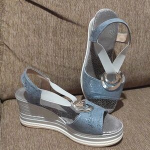 Elegant Trendy Women's Slip On & Sling Back Silver & Blue Wedge Sandals Size 8.5
